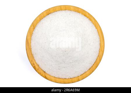 Sel de broyage non iodé de cristal de minaret naturel isolé sur fond blanc. Sel rocailleux moulu dans un bol en bois. Vue de dessus Banque D'Images