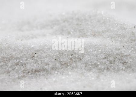 Sel de broyage non iodé, cristallin, minaret naturel, isolé sur fond blanc. Pile de sel rocailleux. Gros plan Banque D'Images