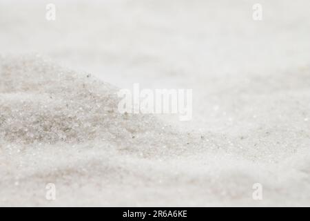 Sel de broyage non iodé, cristallin, minaret naturel, isolé sur fond blanc. Pile de sel rocailleux. Gros plan Banque D'Images