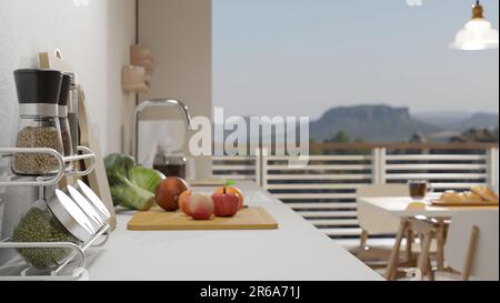 Vue rapprochée arrière d'un plan de travail de cuisine avec set d'assaisonnement, légumes frais et fruits sur une planche à découper en bois, un évier et une table à manger. M Banque D'Images