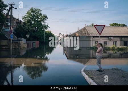Kherson, Ukraine. 07th juin 2023. Nicolas Cleuet/le Pictorium - inondations suite à la destruction du barrage hydroélectrique de Nova Kakhovka - 7/6/2023 - Ukraine/Kherson/Kherson - dans la ville de Kherson, évacuation des résidents piégés dans l'eau du district de Michaelovka, l'une des zones les plus touchées par les inondations. Inondations à la suite de la destruction du barrage hydroélectrique de Nova Kakhovka. Credit: LE PICTORIUM / Alamy Live News Banque D'Images