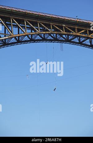Saut à l'élastique nahe der Victoria F Banque D'Images