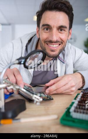 homme heureux avec ordinateur portable démonté cassé Banque D'Images