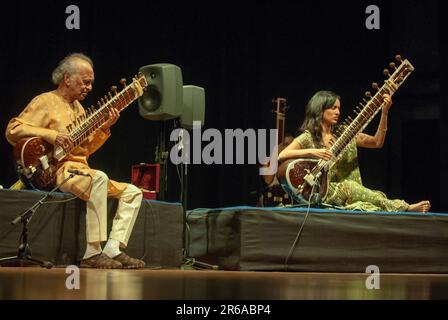 Pandit Ravi Shankar, sitariste indien, sitar virtuoso, jouant de l'instrument de musique sitar, fille, Anoushka Shankar, joueur de sitar britannique-américain, Inde Banque D'Images