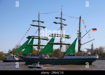 Alexander von Humboldt II au défilé d'entrée de l'anniversaire 827th du port de Hambourg 2016, Allemagne Banque D'Images