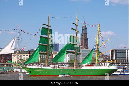 Alexandre von Humboldt II lors du défilé de départ de l'anniversaire 827th du Port de Hambourg 2016, le jour dernier, Allemagne Banque D'Images