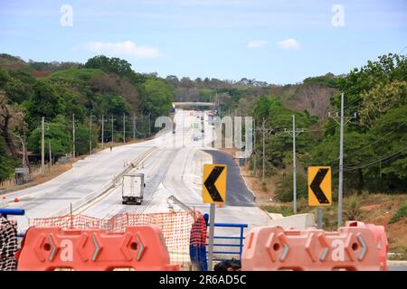 10 mars 2023 - Limonal, Guanacaste au Costa Rica: L'autoroute numéro 1 Panamericana en construction Banque D'Images