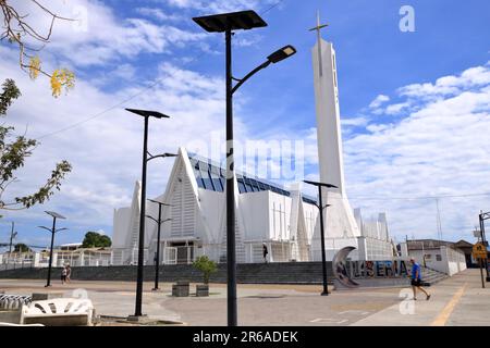 12 mars 2023 - Libéria, Guanacaste au Costa Rica: Vue extérieure de la belle église blanche dans le ciel bleu magnifique le jour d'été Banque D'Images