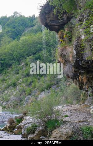 Cascade traversant la rivière Enza dans les montagnes des Apennines à Parme, Émilie-Romagne, Italie. Voyage, nature, trekking Banque D'Images