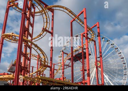 vienne, autriche. 25 avril 2023 envolez-vous dans le ciel les montagnes russes zampère volare exaltantes du parc d'attractions prater, vienne, autriche Banque D'Images