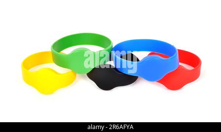 De nombreux bracelets RFID de couleur sur fond blanc Banque D'Images