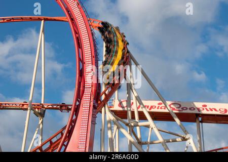 vienne, autriche. 25 avril 2023 sensations et rires inoubliables sur les montagnes russes au parc d'attractions wurstelprater à vie Banque D'Images