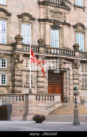 drapeau danois devant l'ancien bâtiment Banque D'Images