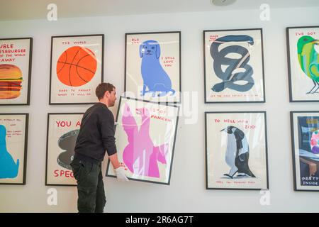 Londres, Royaume-Uni. 8 juin 2023 . Un gestionnaire d'art ajuste Stop Panicking 2021 en couleurs, sur papier Somerset, la feuille complète par l'artiste britannique David Shrigley, estimation £2 000 - 3 000 . Aperçu de David Shrigley aux enchères en ligne de tirages en édition limitée chez Phillips. La vente a lieu du 7-14 au 20 juin. Credit: amer ghazzal / Alamy Live News Banque D'Images