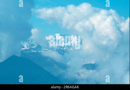 Alpes et nuages, Oberland bernois (Europe) (paysages) (montagnes) (paysage) (horizontal), vue de Niederhorn, Suisse Banque D'Images