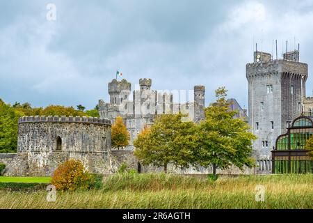 Vue panoramique sur les tours du château médiéval d'Ashford. Cong, Comté de Mayo, Irlande Banque D'Images