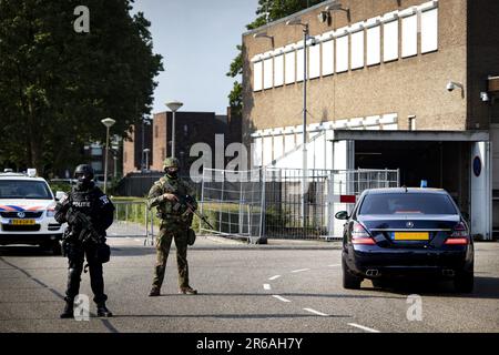 AMSTERDAM - transport au tribunal pour la poursuite de l'affaire pénale Marengo. Au total, dix-sept personnes sont en procès dans cette affaire, soupçonnées de participation à une organisation criminelle et (dans une composition variable) de participation à six meurtres, quatre tentatives de meurtres et de préparation de liquidations. **NOTE DE LA RÉDACTION: La plaque d'immatriculation a été cachée.** ANP RAMON VAN FLYMEN pays-bas hors - belgique hors Banque D'Images