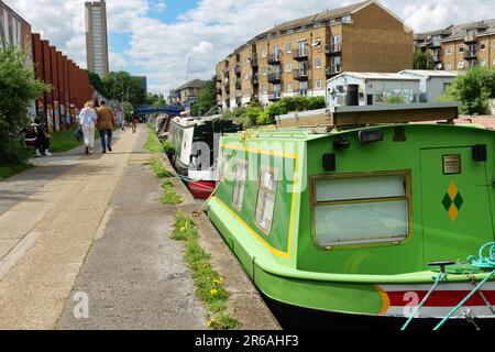 Londres - 05 21 2022 : vue sur les bateaux sur le Grand Union Canal avec le pont 4c en arrière-plan Banque D'Images