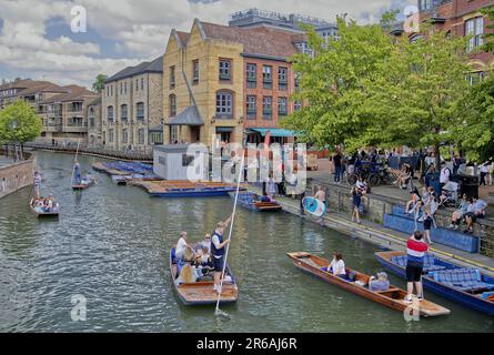Punting sur la River Cam à Cambridge, Angleterre, Royaume-Uni Banque D'Images