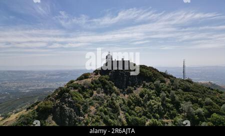 Une vue aérienne d'un grand bâtiment situé au sommet du mont Diablo, entouré d'une végétation luxuriante Banque D'Images