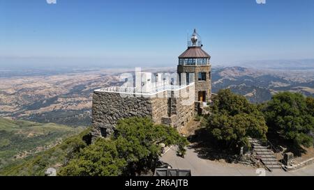 Photo aérienne d'un bâtiment perché sur le flanc du mont Diablo, une montagne dans la baie de San Francisco Banque D'Images