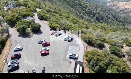 Vue aérienne d'un parking situé à flanc de montagne Banque D'Images