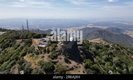 Une vue aérienne d'un grand bâtiment situé au sommet du mont Diablo, entouré d'une végétation luxuriante Banque D'Images