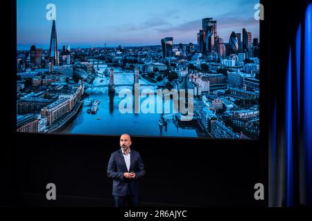 Le directeur général d'Uber, Dara Khostrowshahi, s'exprime alors qu'Uber annonce de nouvelles fonctionnalités de développement durable lors d'un événement organisé à la BAFTA à Piccadilly, Londres. Photo : jeudi 8 juin 2023. Banque D'Images