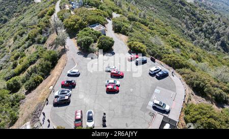 Vue aérienne d'un parking situé à flanc de montagne Banque D'Images