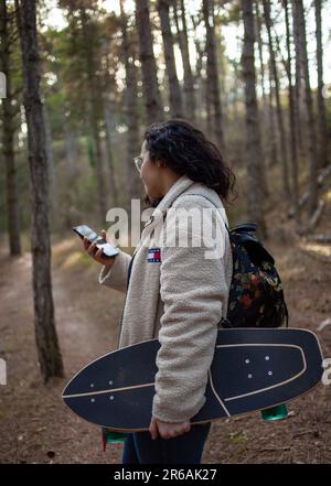 Jeune femme profitant d'une promenade dans un parc naturel en paix avec elle-même Banque D'Images