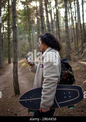 Jeune femme profitant d'une promenade dans un parc naturel en paix avec elle-même Banque D'Images