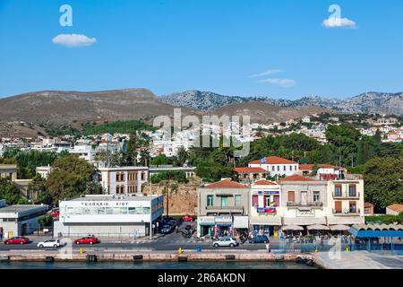 Vue sur la ville et le port de Chios, vue depuis un bateau. Banque D'Images