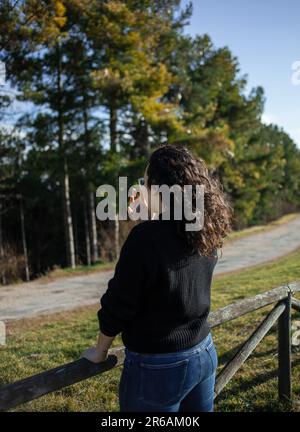 Jeune femme profitant d'une promenade dans un parc naturel en paix avec elle-même Banque D'Images