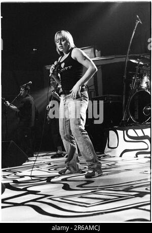 MEL C, CONCERT, SOLO, 2000 : former Spice Girl Mel C – Melanie Chisholm – jouant en solo au Cardiff St David’s Hall le 21 septembre 2000. Photographie : Rob Watkins. INFO : Mel C, née Melanie Chisholm le 12 janvier 1974, à Whiston, Angleterre, est devenue célèbre en tant que membre des Spice Girls dans les années 90 Sa carrière solo a prospéré avec des tubes comme « Never Be the Same Again », mettant en valeur son talent durable. Banque D'Images