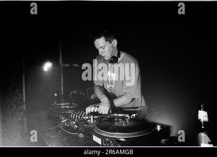 DJ Jon carter sur les platines jouant à un événement radio de la BBC à Clwb IFOR Bach à Cardiff le 27 octobre 2000. Photo : Rob Watkins Banque D'Images