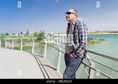 Portrait d'un homme solitaire attrayant Banque D'Images