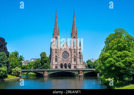 Paysage urbain de Strasbourg et église réformée Saint Paul. France, Europe Banque D'Images