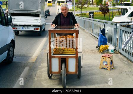 Vieux turc vendant du pain turc traditionnel dans la rue, vendeur de rue souriant à Istanbul, 20 avril 2023 Banque D'Images