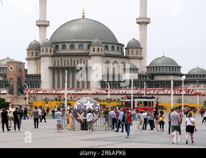 Foule autour d'un géant de football de la Ligue des champions de l'UEFA à Istanbul avant la finale de samedi entre Manchester City et l'Inter Milan. Date de la photo: Jeudi 8 juin 2023. Banque D'Images