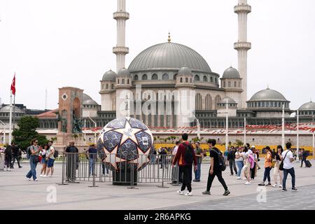 Foule autour d'un géant de football de la Ligue des champions de l'UEFA à Istanbul avant la finale de samedi entre Manchester City et l'Inter Milan. Date de la photo: Jeudi 8 juin 2023. Banque D'Images