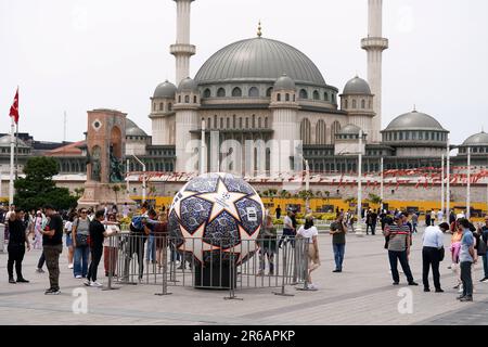 Foule autour d'un géant de football de la Ligue des champions de l'UEFA à Istanbul avant la finale de samedi entre Manchester City et l'Inter Milan. Date de la photo: Jeudi 8 juin 2023. Banque D'Images