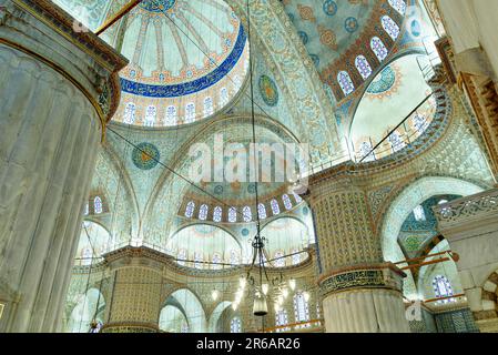 Vue intérieure de l'emblématique Mosquée bleue ou mosquée du Sultan Ahmet à Istanbul, avec dômes et coupoles et décorations d'art islamique Banque D'Images