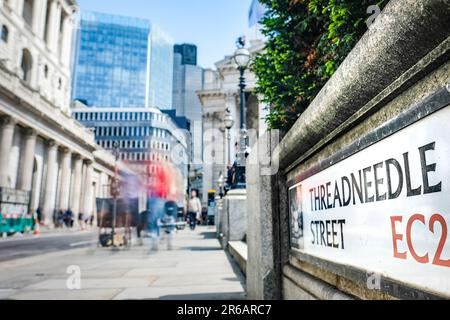 Londres - 2023 mai : panneau Threadneedle Street à côté de la Banque d'Angleterre dans la ville de Londres Banque D'Images