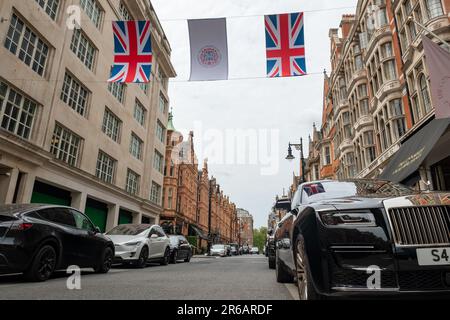 Londres, Mayfair - Mai 2023: Mount Street à Mayfair, une rue haut de gamme de boutiques et de restaurants de luxe Banque D'Images