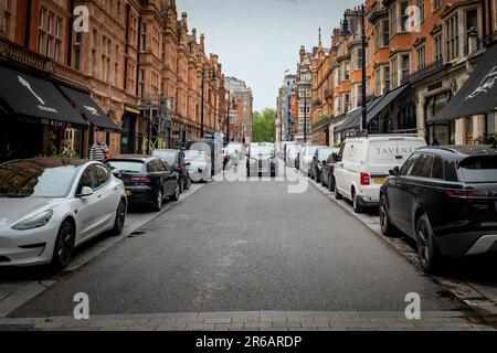 Londres, Mayfair - Mai 2023: Mount Street à Mayfair, une rue haut de gamme de boutiques et de restaurants de luxe Banque D'Images