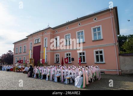 Crostwitz, Allemagne. 08th juin 2023. Les catholiques sorbiens célèbrent la fête de Corpus Christi dans la ferme de la paroisse de Crostwitz. Traditionnellement, les filles sorabes portent le costume d'une druzhka. La 'solennité du corps et du sang le plus Saint du Christ' est une fête en Lusatie sorabe et est célébrée avec des services et des processions d'église. Credit: Matthias Rietschel/dpa/Alay Live News Banque D'Images