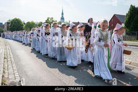 Crostwitz, Allemagne. 08th juin 2023. Les catholiques sorabes célèbrent la fête de Corpus Christi par une procession. Traditionnellement, les filles sorabes portent le costume d'une druzhka. La 'solennité du corps et du sang le plus Saint du Christ' est une fête en Lusatie sorabe et est célébrée avec des services et des processions d'église. Credit: Matthias Rietschel/dpa/Alay Live News Banque D'Images