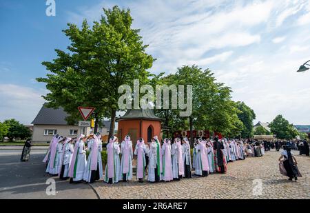 Crostwitz, Allemagne. 08th juin 2023. Les catholiques sorabes célèbrent la fête de Corpus Christi par une procession. Traditionnellement, les filles sorabes portent le costume d'une druzhka. La 'solennité du corps et du sang le plus Saint du Christ' est une fête en Lusatie sorabe et est célébrée avec des services et des processions d'église. Credit: Matthias Rietschel/dpa/Alay Live News Banque D'Images