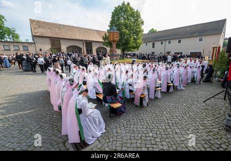 Crostwitz, Allemagne. 08th juin 2023. Les catholiques sorbiens célèbrent la fête de Corpus Christi dans la ferme de la paroisse de Crostwitz. Traditionnellement, les filles sorabes portent le costume d'une druzhka. La 'solennité du corps et du sang le plus Saint du Christ' est une fête en Lusatie sorabe et est célébrée avec des services et des processions d'église. Credit: Matthias Rietschel/dpa/Alay Live News Banque D'Images