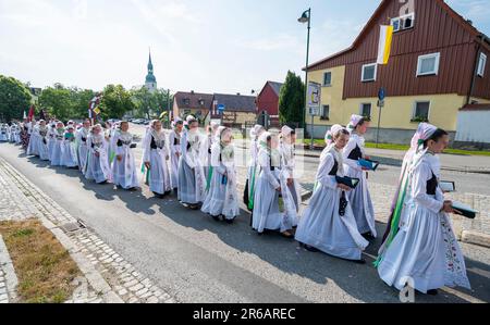 Crostwitz, Allemagne. 08th juin 2023. Les catholiques sorabes célèbrent la fête de Corpus Christi par une procession. Traditionnellement, les filles sorabes portent le costume d'une druzhka. La 'solennité du corps et du sang le plus Saint du Christ' est une fête en Lusatie sorabe et est célébrée avec des services et des processions d'église. Credit: Matthias Rietschel/dpa/Alay Live News Banque D'Images